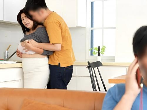 Ibu tiri sedang memasak ketika putranya menyentuh dadanya dan semuanya berakhir