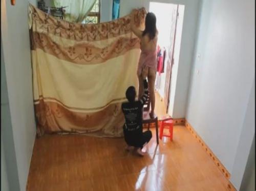 Aku sedang membersihkan rumah tapi aku tetap menggaet vaginaku