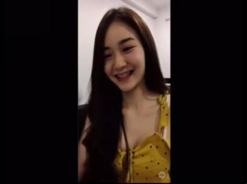Gadis itu senang vaginanya disetubuhi