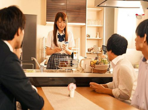 Sayaka Otoshiro diperkosa oleh seluruh keluarga sahabatnya